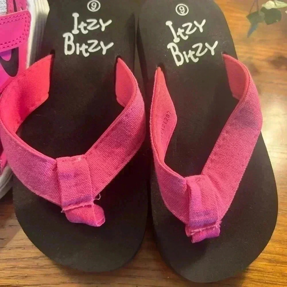 SELLING AS A LOT BITH SIZE 9 NIKE SNEAKERS & ITZY BITZY FLIP FLOPS - Picture 3 of 10